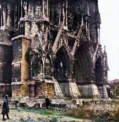 Poškozená katedrála v Remeši během bitvy na Marně východně od Paříže, září 1914 (autochrom)